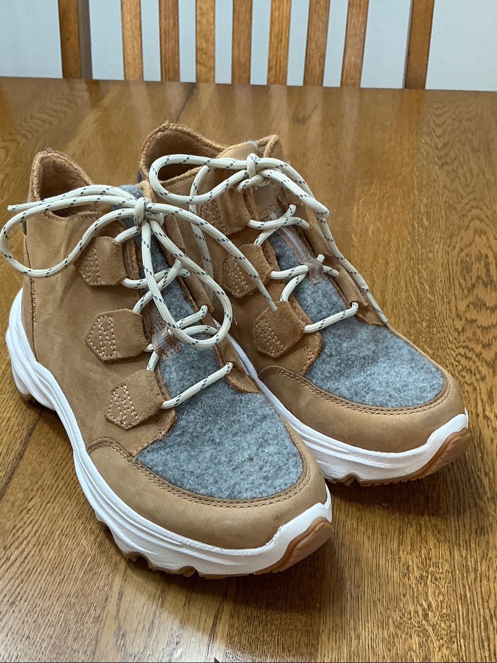 Woman’s Sorel tan with grey waterproof bootie. Size 6.5. Like new! Barely worn!